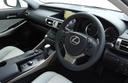 Lexus IS 300h, interior